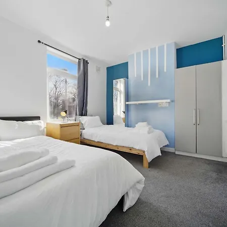 別荘 3 Bedroom House Near Center リーズ