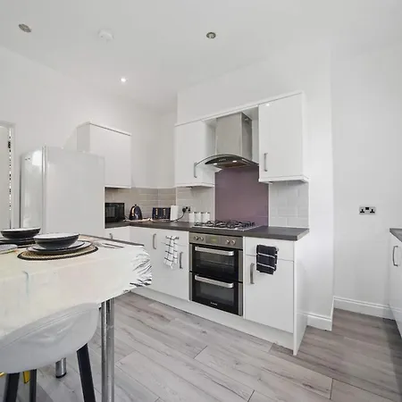 3 Bedroom House Near Center * ليدز