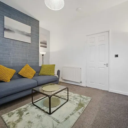 3 Bedroom House Near Leeds Center Holiday home *