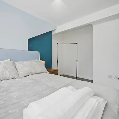 3 Bedroom House Near Leeds Center *