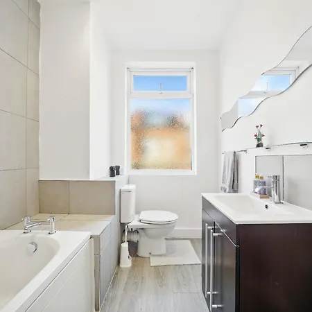 بيت للعطل 3 Bedroom House Near Center ليدز