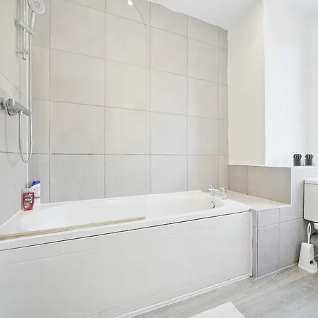 بيت للعطل 3 Bedroom House Near Center ليدز