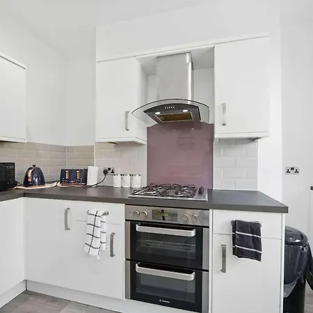 3 Bedroom House Near Center * リーズ