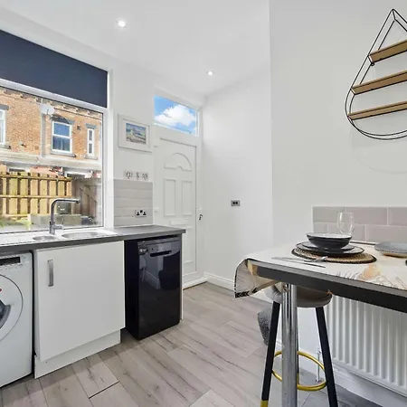 3 Bedroom House Near Center بيت للعطل ليدز