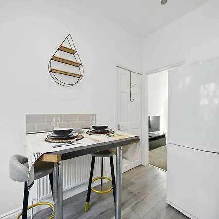 3 Bedroom House Near Leeds Center *
