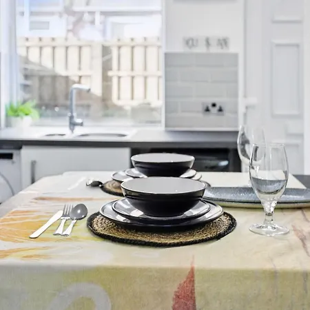 بيت للعطل 3 Bedroom House Near Center ليدز