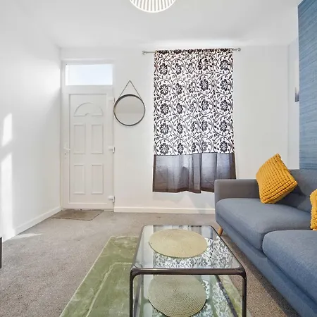 3 Bedroom House Near Center * リーズ