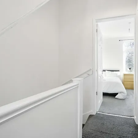 3 Bedroom House Near Center 度假居 利兹