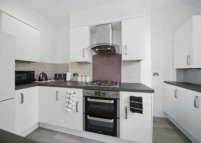 3 Bedroom House Near Center * Лідс