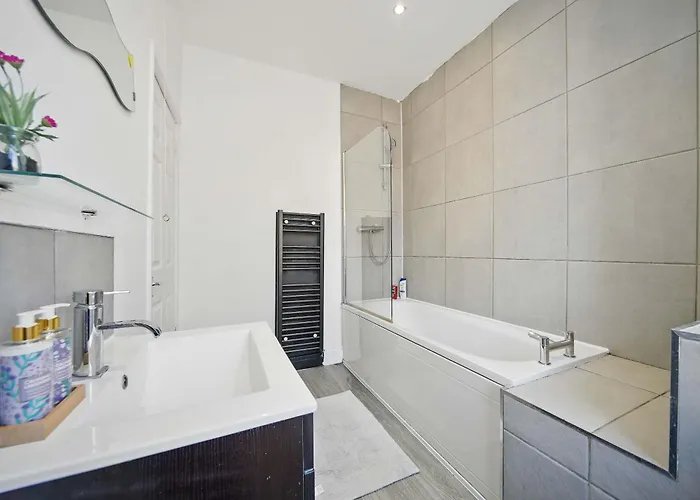 Будинок відпочинку 3 Bedroom House Near Center *