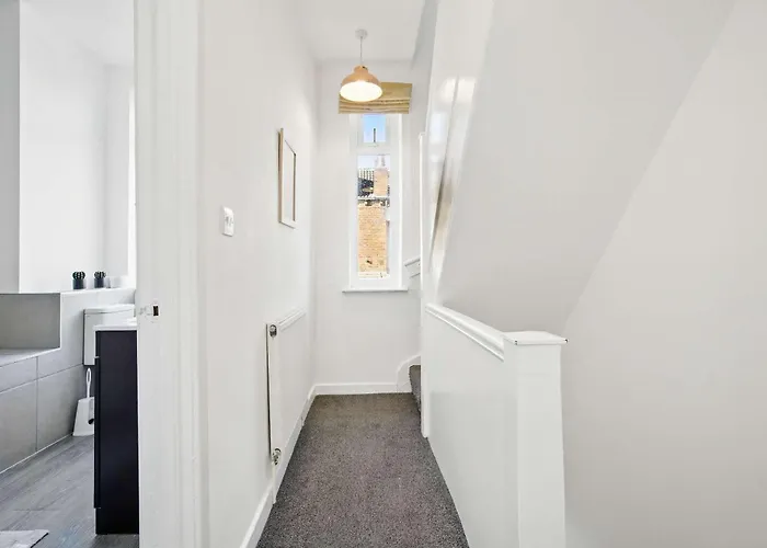 Будинок відпочинку 3 Bedroom House Near Center *