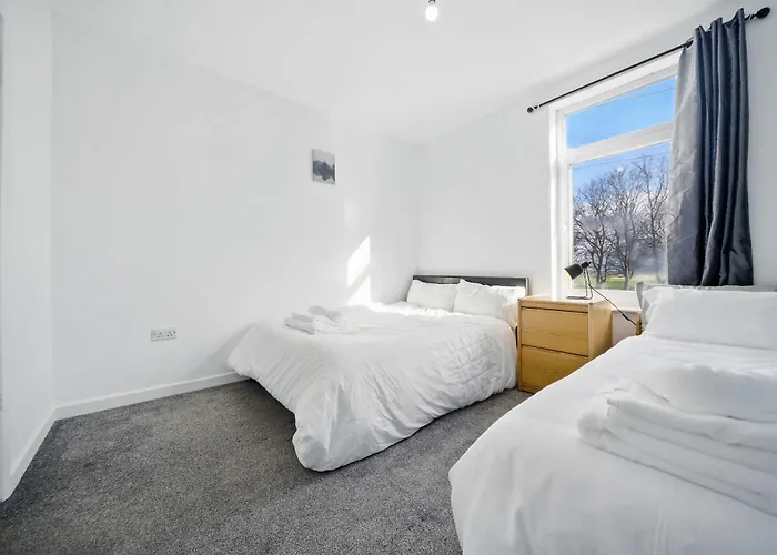 3 Bedroom House Near Center Лідс