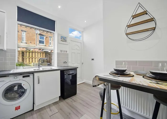 3 Bedroom House Near Center Будинок відпочинку Лідс